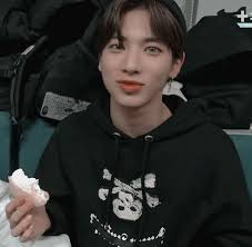 Makanya banyak orang yang sudah berpacaran semangat berjuang untuk mempertahankan hubungan sampai ke jenjang pernikahan. R O S I E Boyfriend Material Txt Taehyun Boyfriend Txt