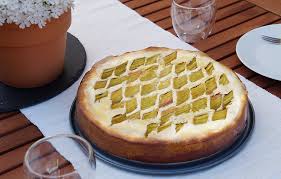 Mit puderzucker bestäuben und mit pistazien bestreut servieren. Rhabarberkuchen Mit Quark Schmeckt So Frisch Wie Der Mai