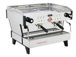 You can bang out endless coffees so if i ever have a gathering and need to do 10 coffees quickly you can do it. Nuova Simonelli Aurelia Vs La Marzocco Linea Majesty Coffee School