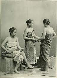 The waist is the part of the abdomen between the rib cage and hips. Sarong Wikipedia
