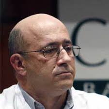 Un paciente espera seis horas en una ambulancia ante las puertas del Clinic  de Barcelona