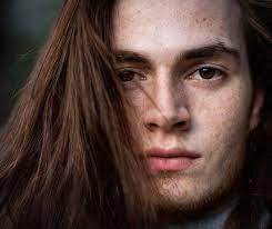 13 bölüm süren dizide bazı kızların cinsel istismara uğraması ve onların üzerini kapatan insanların davranışları konu edinmektedir. Recep Usta Kimdir Kac Yasinda Ve Nereli