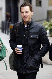 Benedict Cumberbatch Keeps It Casual And Couldn T Be Cuter Benedict Cumberbatch Most Stylish Men Stylish Men