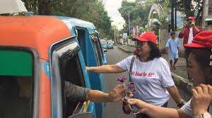 Donor darah sangat penting namun seringkali terlupakan. Tim Giat Donor Darah Pmi Sulut Bagi Bagi Bunga Di Hari Donor Darah Sedunia Tribun Manado