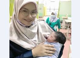 Saya mengaku, video itu adalah dia, kata penyanyi nora ariffin yang mengakui gadis yang bercium dengan seorang remaja lelaki dalam video yang tular adalah anak perempuannya, putri nor dahlia. Nora Ariffin Kini Bergelar Nenek Timang Cucu Sulung Kalau Abang Masih Hidup Mesti Abang Happy Sangat Hiburan Mstar