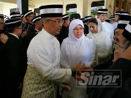 Tengku arif temenggong pahang tengku fahd mua'adzam shah ibni sultan ahmad shah with his mother, sultanah kalsom abdullah. Agong Beri Penghormatan Terakhir