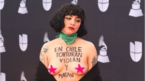 Norma monserrat bustamante laferte (born 2 may 1983), known professionally as mon laferte, is a chilean singer, songwriter and actress who is currently the . Sangerin Mon Laferte Zeigt Blanken Busen Bei Latin Awards Promiflash De