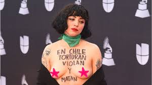 Then she unleashed her bluesy latin rock, which rang out loud and confidently, while dancing in unison with her horn players. Sangerin Mon Laferte Zeigt Blanken Busen Bei Latin Awards Promiflash De