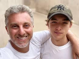Filho mais velho de Luciano Huck ganha 'cargo' no "Domingão" |
