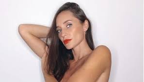 Carolina sin ropa en descargo