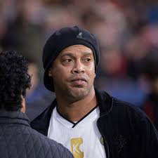Former brazil forward ronaldinho gaucho was arrested in paraguay on friday for attempting to enter the country with an altered passport. Ronaldinho Mutter Des Ex Weltfussballers Bangt Wegen Corona Um Ihr Leben