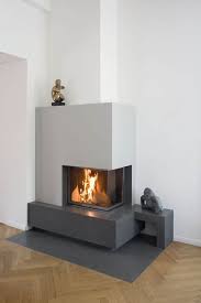 Der Zweiseitige Warmluftkamin Ist Von Spartherm Varia 2rh Der Farblich Abgesetzte Korpus Baut Auf Einem Sockel Aus Mit Bildern Kamin Wohnzimmer Kaminbau Ofen Wohnzimmer