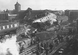 Lalu lintas di jalan tiga lorong terhenti di depan tempat kemalangan dan kenderaan lain bergerak jauh menuju ke lorong sebelah kanan, mengelakkan lorong sebelah kiri, katanya, dan menambah beliau turut mendengar dua letupan. Menunggu Bencana Uni Soviet Kecelakaan Kereta Api