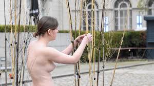Also, ich würde vieleicht mal vorher antesten wie dein vater dazu steht,ob es ihn generell würd ich aber sagen, das es schon normal ist zuhause nackt zu sein,denn nacktheit. Kunstlerin Finja Sander Rbb