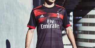 Kaufen sie die heißesten ac milan fußballtrikots und trikots, um ihre aufregung in dieser fußballsaison deutlich zu machen. Adidas Stellt Neues Ac Mailand 3 Trikot Vor