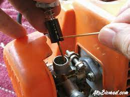 Selanjutnya lepaskan cover mesin dengan cara membuka seluruh baut pengikat menggunakan obeng atau kunci pass dan ring (tergantung jenis baut pengikat). Servis Karburator Mesin Rumput Sandang