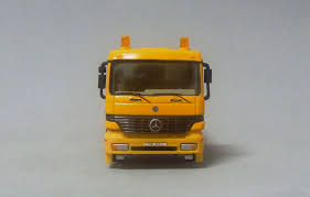 Mercedes Benz Actros Recovery Truck 1 87 Scale By Cararama Mercedes Benz Mercedes Benz