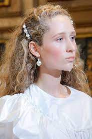 伸ばしかけ髪もコレひとつでトレンドin バレッタ ヘアアレンジ15 バレッタ ヘアアレンジ トレンド メリージェーンシューズ