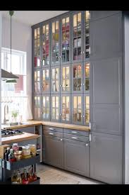 Relooker Une Cuisine Rustique Repeindre Les Meubles De Cuisine La Credence Repeindre Meuble Cuisine Meuble Cuisine Placard Cuisine