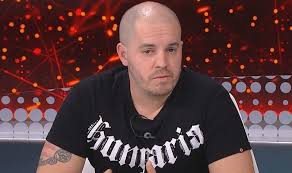 A videó további részében megtekinthetjük az r56 belső terét, meghallgathatjuk bede zsolt nagyjából háromszavas szókincsét többször, különböző kombinációkban, valamint végignézhetjük, ahogy a ps emblematikus figurái sikertelenül próbálnak úrrá lenni az általuk kiszolgált rendszer által kitermelt trollon. A Magat Ujsagironak Kepzelo Fideszes Troll Pincer Bede Zsolt Angolul Akciozik Video