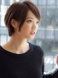 大人ショートヘアスタイル カットだけでまとまる人気の髪型 ヘアスタイリング ショート シャギーヘアカット レイヤー入りヘア