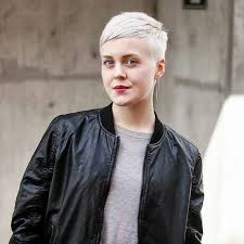 Coupe courte moderne pour femme de 50 ans coiffures à la mode de. Cheveux Court Moderne