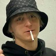 за пацанов пью стоя, с ними всегда как дома