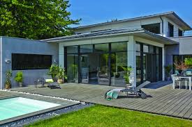 Une Maison Ouverte Pour Profiter De La Lumiere Toute L Annee Maison Idee Deco Hall Cabane Jardin