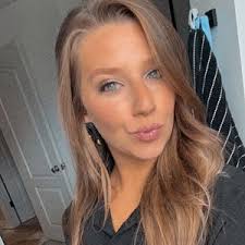 Caitlin • Mom • Stylist (@caitlin.newell)