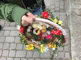 Każdy z szablonów przedstawia wielkanocne motywny, takie jak pisanki, motywy z biblii, baranki, czy kurczaczki.ukończony koszyczek można wypełnić słodkościami i wielkanocnymi ozdobami! Alez One Kolorowe Zobaczcie Co Mamy W Wielkanocnych Koszyczkach Foto