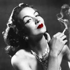 Algún día, cuando me vuelva vieja , me vestiré toda de negro,me peinaré de  chongo y caminaré despacio por mi bello jardín con un bastón en la mano .  Yo no le