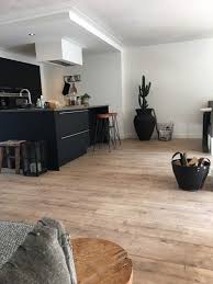 woonkamer binnenkijken bij loveinterieur houten vloer keuken vloerontwerp keuken in woonkamer