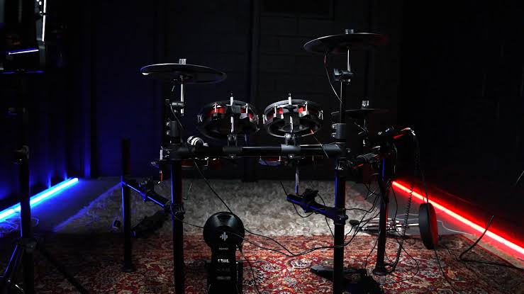 Donner DED-200 MAX Review: Quiet Practice, Flat Sounds