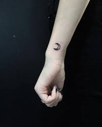 Resultado De Imagen Para Tiny Tattoo 2018 Moon Tattoo Wrist Small Moon Tattoos Star Tattoos