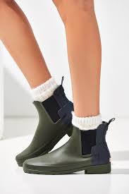 A timeless silhouette that takes versatility to the next level, throw on a pair of these staple boots day or night for a polished finish. Hunter Original Refined Chelsea Boot Hunter Chelsea Boots Outfit Chelsea Rain Boots Boots