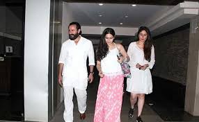 But the first picture of the little one's face was inadvertently shared by saif. What Happened When Sara Ali Khan Met Saif And Kareena Kapoor S Baby Boy For The First Time