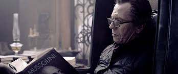 Dans un futur proche, l'amérique n'est plus qu'une terre désolée dont les villes sont des ruines et les routes autant de pièges infestés de bandes criminelles. Bild Zu Gary Oldman The Book Of Eli Bild Allen Hughes Gary Oldman Filmstarts De