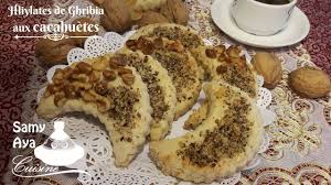 Qmirates Ou Ghribia En Forme De Lune Aux Cacahuetes Et Noix Gateau Aid Recette Gateau Sec Ghribia Cacahuetes