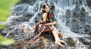 Mereka yang ingin berfoto bersama gadis gadis cantik ranum itu harus membayar dengan sejumlah uang. Intip Pesona Kecantikan Gadis Desa Pakai Sarung Batik Dzargon