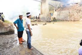 Kirimkan ini lewat email blogthis! Karawang Terendam Dedi Mulyadi Bagikan Bantuan Untuk Korban Banjir Idn Times Jabar