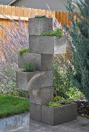 Ladrillos, bloques de hormigón y adoquines de piedra son materiales de construcción que nos permitirán realizar numerosas creaciones decorativas y prácticas para nuestro jardín. Diy Cinder Block Planter The Garden Glove Cinder Block Garden Vertical Planter Vertical Garden