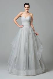 L'abito da sposa fonda le sue origini in età molto antiche, già i greci, i romani…e il suo colore non era bianco, tutt'altro, l'uso di questo colore arrivò più tardi. Abiti Da Cerimonia Grigio Prezzi Economici On Line Buyabiti It