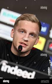 3 v l hi-res stock photography and images