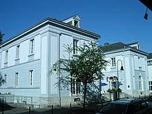 Die stadt eschweiler ˈɛʃˌvaɪlɐ (von lateinisch ascvilare, eschweiler platt aischwiile, französisch (veraltet) exvilliers) ist eine mittlere regionsangehörige stadt in der städteregion aachen.sie ist voll ausgebautes mittelzentrum mit einem der größten krankenhäuser der region, sitz mehrerer behörden wie der bundespolizei und regional bedeutender kultureinrichtungen sowie. Eschweiler Wikipedia