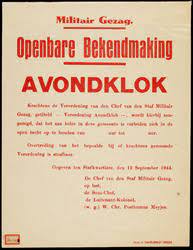 In koeienletters staat 'avondklok = oorlog'. Avondklok Netwerk Oorlogsbronnen