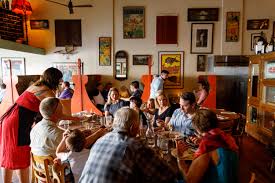 Creando un ambiente cuidado hasta el último detalle para que tu visita sea una genuina experiencia italiana. Gino S Restaurant Bar
