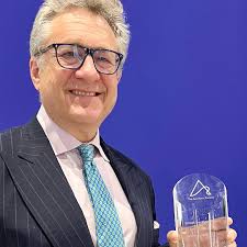 Honored to have won Best Panelist at last year's Aesthetic Society Annual  Meeting! It's named for Simon Fredricks, a giant of aesthetic surgery who  was a founder of the society. He was