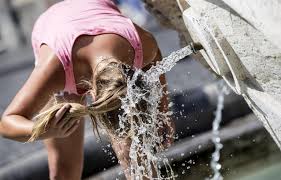 Resultado de imagen para mujer refrescandose con agua