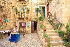 Today it is part of the greater split metropolitan area or conurbation which numbers over 400,000 inhabitants. Trogir Die Altstadt Sehenswurdigkeiten Placesofjuma