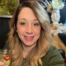 Chantel Weeks's Instagram, Twitter & Facebook